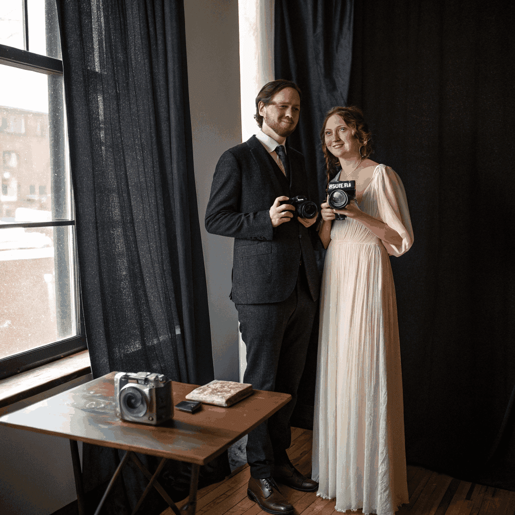 Pareja feliz con tiras de fotos impresas al instante