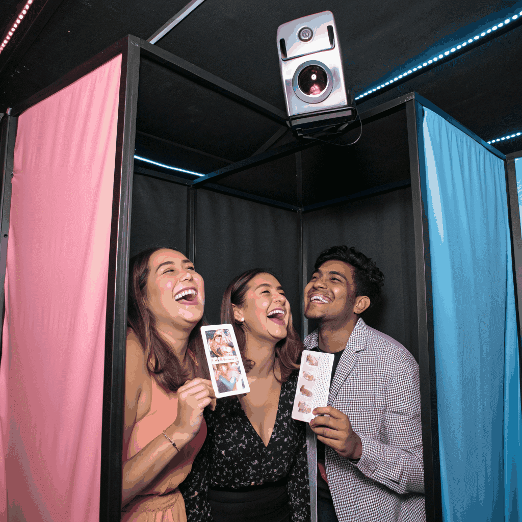 Grupo de amigos disfrutando del servicio de fotomatón