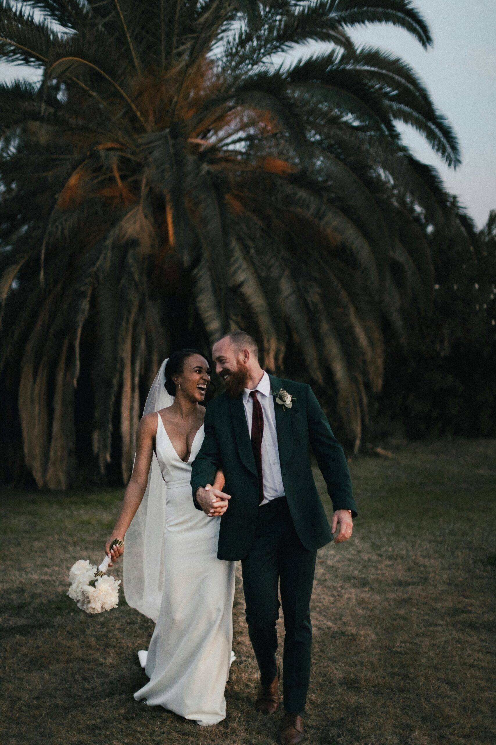 Pareja feliz con tiras de fotos impresas al instante